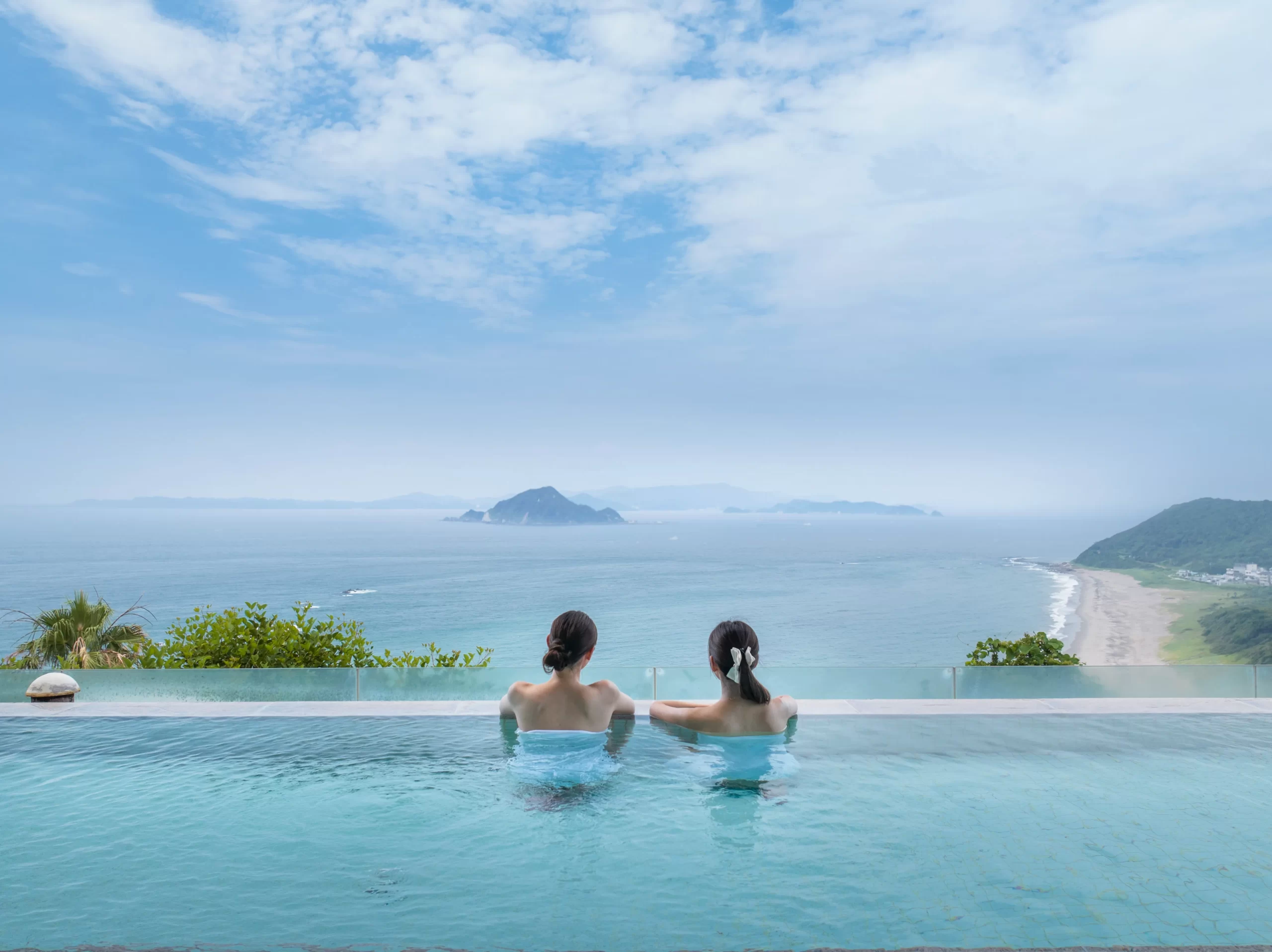海を望む温泉と客室